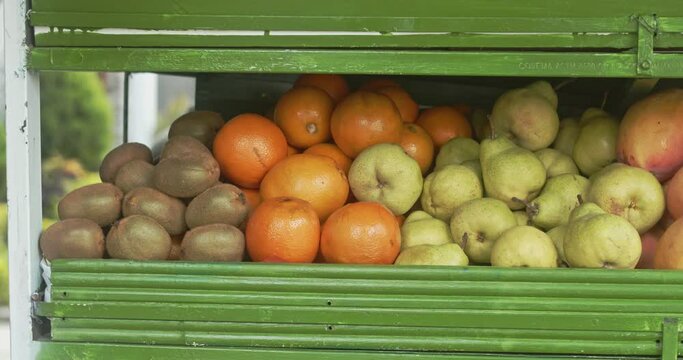 Kiwi, oranges and pears - 4k.