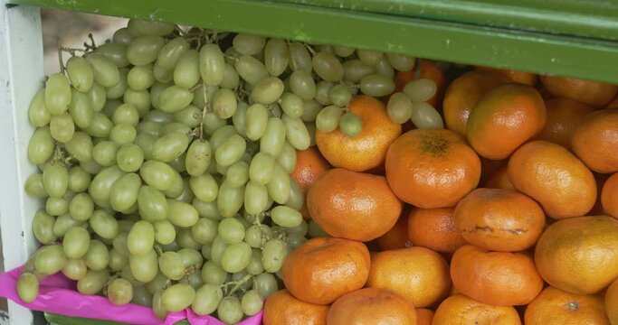Grapes and tangerines 4k in fruit stand