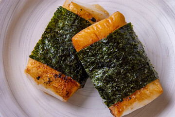 しょうゆで味付けした磯辺餅