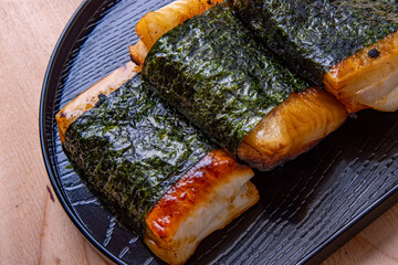 しょうゆで味付けした磯辺餅