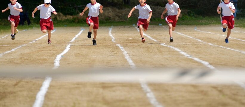 小学校の運動会・走る子供達
