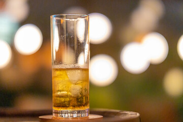 バーのテーブルとドリンク