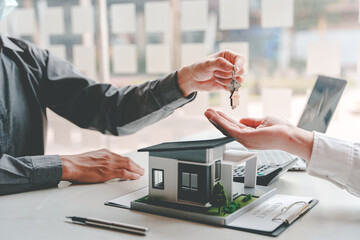 real estate agent Delivering sample homes to customers, mortgage loan contracts. Make a contract for hire purchase and sale of a house. and home insurance contracts, home mortgage loan concepts