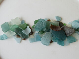 海岸に打ち寄せられたガラス片
