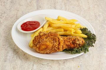 Crispy chicken leg with fry potato