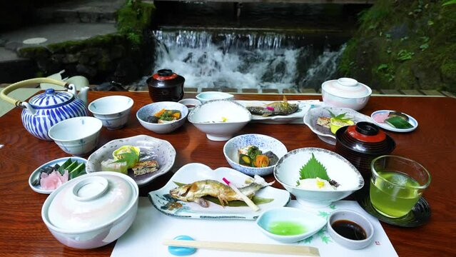 2022年日本の京都の貴船神社にある川床の会席料理の映像です。japan kyoto kifune temple kawadoko kaiseki movie