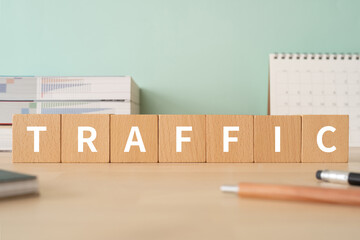 「TRAFFIC」と書かれたブロックが置かれたデスク