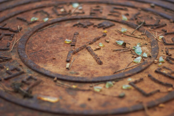 Fototapeta na wymiar Rusty manhole cap grunge manhole cover with clipping path