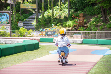 キッズバイクに乗る小学生の女の子