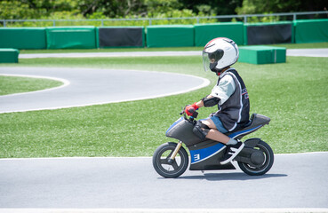 電動バイクに乗る小学生の男の子