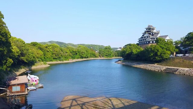旭川の河岸に建つ岡山城