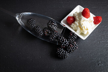 Brombeeren mit Himbeeren und Sahne