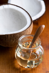 割られたココナッツから見える胚乳とココナッツオイル