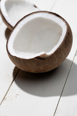 硬いオールドココナッツの実を割って中身の固形胚乳を取り出す 