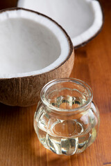 割られたココナッツから見える胚乳とココナッツオイル