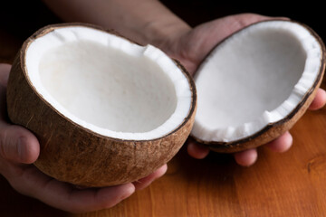 Fototapeta na wymiar 硬いオールドココナッツの実を割って中身の固形胚乳を取り出す 