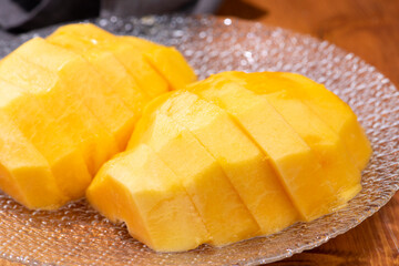 ガラスの器にカットした完熟マンゴー