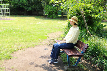 公園のベンチに座る女性