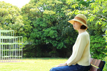 公園のベンチに座る女性