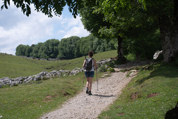 chica caminando por un sendero