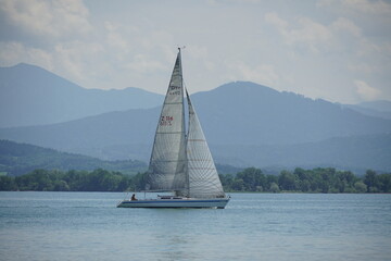 Obraz premium Prächtiges Segelboot auf dem Chiemsee