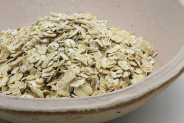 皿に入れたオートミールの写真