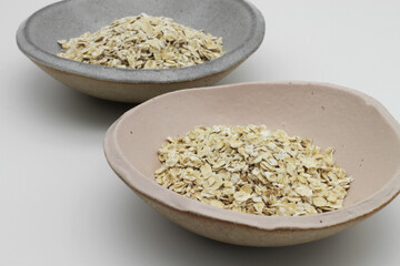 2つの皿に入れたオートミールの写真