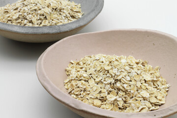 2つの皿に入れたオートミールの写真（アップ）