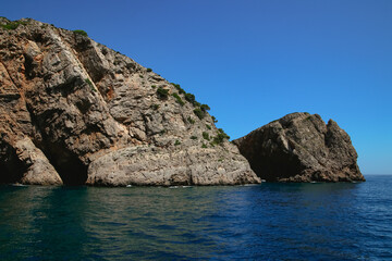 Fototapeta na wymiar Acantilados de piedra en el mar mediterráneo