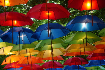 Beleuchtete bunte Regenschirme bei Nacht 