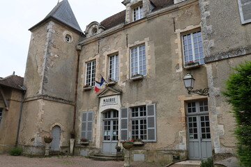 Fototapeta na wymiar La mairie, ancien hotel particulier, vue de l'extérieur, village de Vezelay, département de l'Yonne, France