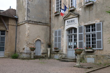 Fototapeta na wymiar La mairie, ancien hotel particulier, vue de l'extérieur, village de Vezelay, département de l'Yonne, France