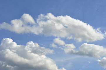 Ciel bleu avec des nuages - pour fond et texture