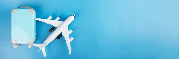travel and transportation industry, airplane tickets, international flights, plane and luggage on a blue background with copy space, summer holidays and vacations,banner © yta