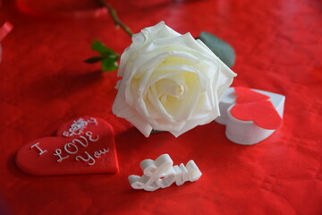 Roses avec c&oelig;urs  sur fond rouge. Fond Saint-Valentin. Fond Love 