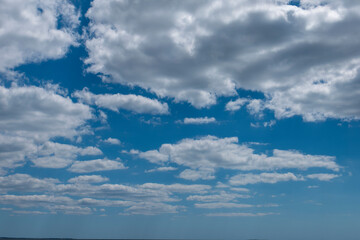 Naklejka na ściany i meble nuages blancs sur fond de ciel bleu