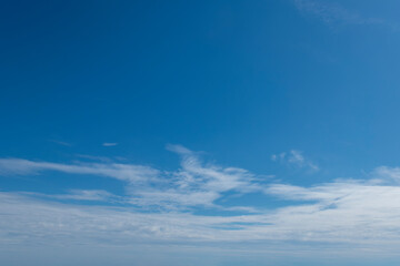 Naklejka na ściany i meble ciel bleu avec nuages en basse altitude