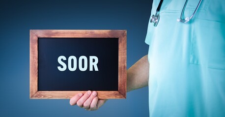 Soor (Candidose). Arzt zeigt Schild/Tafel mit Holz Rahmen. Hintergrund blau