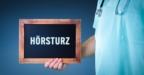 Hörsturz. Arzt zeigt Schild/Tafel mit Holz Rahmen. Hintergrund blau