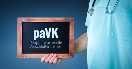 paVK (Periphere Arterielle Verschlußkrankheit). Arzt zeigt Schild/Tafel mit Holz Rahmen....