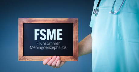 FSME (Frühsommer-Meningoenzephalitis). Arzt zeigt Schild/Tafel mit Holz Rahmen. Hintergrund blau