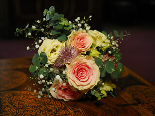 Bunter Blumenstrauss mit Rosen 