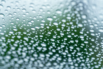 車のフロントガラスに付いた水滴