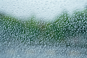 車のフロントガラスに付いた水滴