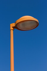Farola para iluminacion exterior, con diseño moderno de color naranja