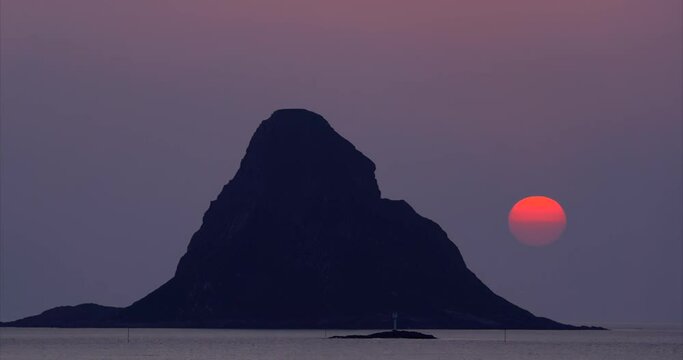 Red sun behind the eagle eagle mountain, Bleiksoya, Time lapse
