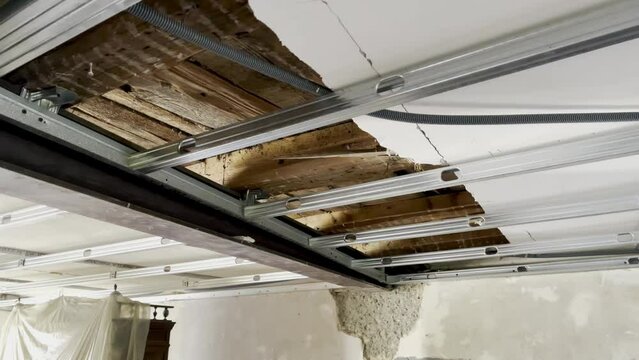 Rails and uprights for self-supporting false ceiling