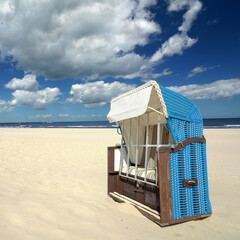 Strandkorb im Sand