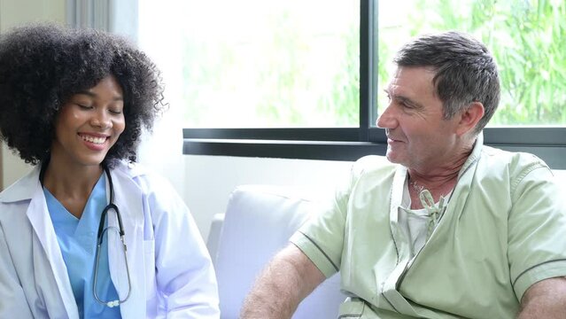 A young doctor who specializes in heart disease. Report and advise patients with symptoms of heart disease. that the results of the treatment improved until they were able to go home tomorrow.