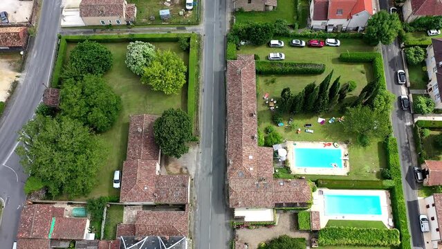 Flug &uuml;ber die historische Altstadt Monpazier, sch&ouml;nstes Dorf Frankreichs, zentraler Marktplatz und Kirche, Kameraschwenk von der Stra&szlig;e zur Stadt, Wohnmobil, D&eacute;partement Dordogne, Nouvelle Aquitaine, 